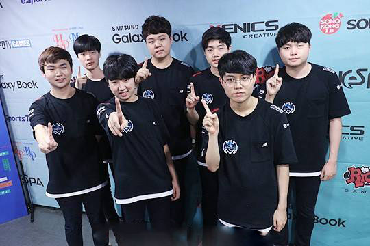 拿下强敌WBG后，BLG众人聚餐吃日料：绿毛在场，主教练Tabe比心